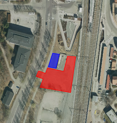 Infartsparkering mellan järnvägen och Järfällavägen. Röd yta för bilar. Blå för cykel.