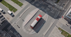 Den nya vägen i Barkarby byggs med dedikerade körfält i mitten av vägbanan och signalprioritering för BRT-linjen.