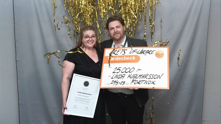 Linda Hjalmarsson fick ta emot utmärkelsen av Eric Wahlgren på företagsplattformen Fortnox, under SM i Ung Företagsamhet. Foto: Ung Företagsamhet