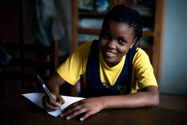 Galvanie, 13 år, har flytt från Demokratiska republiken Kongo till Uganda. Hon är övertygad om att utbildning leder till en bättre framtid. I Uganda bidrar UNHCR bl.a. med skolbänkar och skrivböcker för barn på flykt. Foto: UNHCR/Jiro Ose