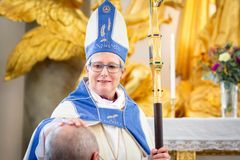 Biskop Susanne Rappmann viger sex diakoner och en präst i Göteborgs domkyrka den 13 juni 2021. Foto: Kristin Lidell