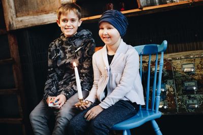 Internationella barncancerdagen uppmärksammas över hela världen. 13-åriga Axel drabbades av en hjärntumör som 9-åring men är idag frisk. 10-åriga Ebba är snart klar med sin behandling för leukemi. Foto: Ylva Bergman