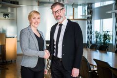 Emma Breheim, ordförande i SOI
skakar hand med Dagens Samhälles
chefredaktör och vd Olov Carlsson.
Foto: Simon Eliasson