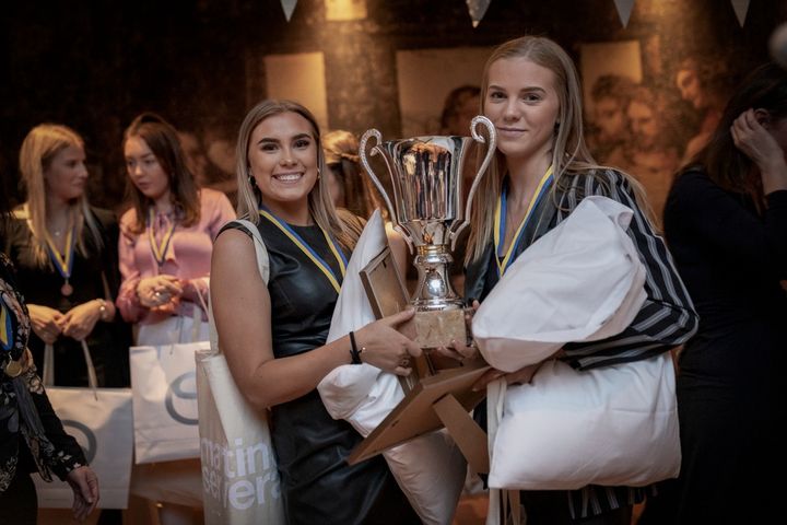 Guld i kategorin Hotell på Gymnasie-SM i Grythyttan gick till eleverna Lucy Fryer och Nelly Turesson på Drottning Blankas Gymnasieskola, Södra Kyrkogatan i Helsginborg