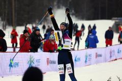 Anna Aasa in över mållinjen som silvermedaljör i JVM. Bild: Caroline Karlsson
