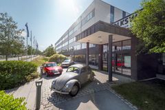 Sedan 1948 har nästan 2,45 miljoner person- och transportbilar med VW-emblemet i fronten importerats till Sverige.