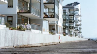 Bostadspriserna i Sverige föll brett under juni. Störst var fallet på bostadsrätter. Det visar nya siffror från Svensk Mäklarstatistik som analyserats av Länsförsäkringar Fastighetsförmedling.