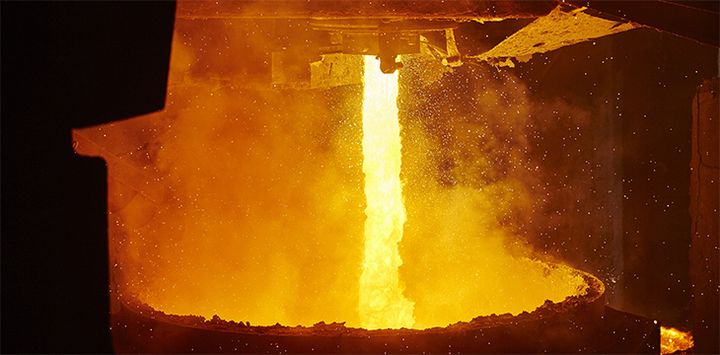 Tappning av flytande råstål (1680°C) från ljusbågsugn till skänk. Foto: Pia och Hans Nordlander, Jernkontorets bildbank.