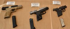Vapen och ammunition hittades i 15-åringens pojkrum. Foto: Tullverket