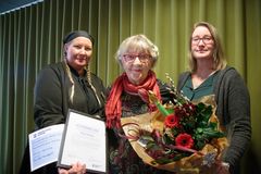 Solstipendiaten Anita Harning uppvaktades av humanistiska nämndens ordförande Zenitha Nordfjell (till vänster) och omsorgsnämndens ordförande Anna Sundberg ( till höger)