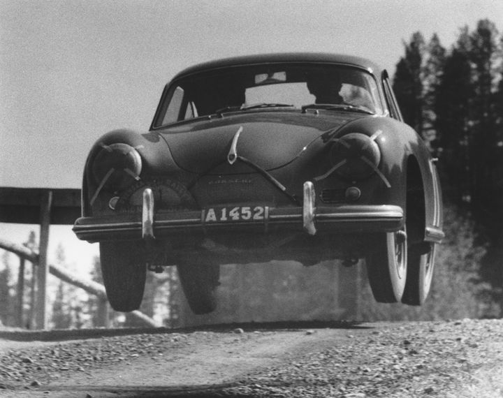En av dem som tidigt väckte intresset för Porsche i Sverige var C-G ”Hejsan-Hejsan” Hammarlund. Programledaren i legendariska Sveriges Bilradio tävlade framgångsrikt med Porsche 356. Han vann bland annat Midnattssolsrallyt 1954 och under perioden 1959–1962 var han nära nog oslagbar. Det blev inte mindre än fyra SM-guld i racing på raken med Porsche. Bild: Corporate Archives Porsche AG.