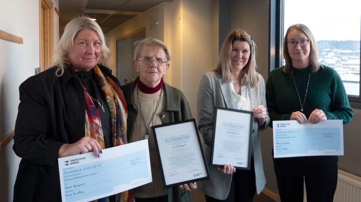 SOL-stipendiet 2022 tilldelades Anna Berggren och Maria Wedman (mitten) Stipendiet delades ut av Zenitha Nordfjell  och Anna Sundberg, ordförande i humanistiska nämnden respektive omsorgsnämnden.