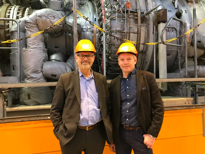 Hans Holmström, VD för Siemens Industrial Turbomachinery och Alf Engqvist, VD på Göteborg Energi framför den nyinstallerade testturbinen i Rya kraftvärmeverk.