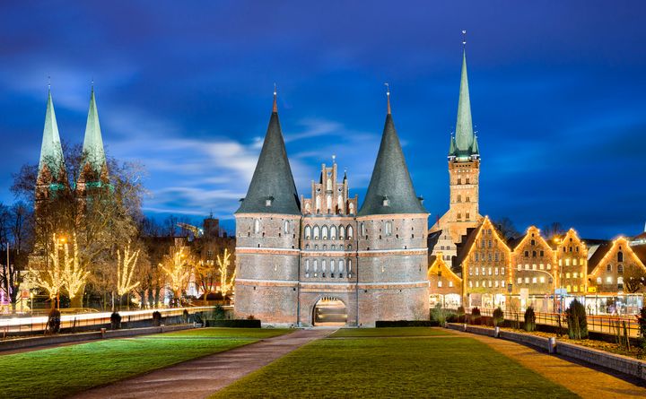 Lübeck: Holsten Gate with Christmas lights. © Adobe Stock/Mapics