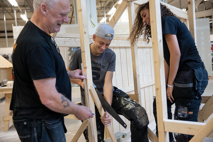 Elever och lärare på Bygg och anläggningsprogrammet på Praktiska gymnasiet i Nacka