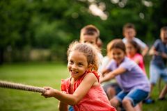 Barn som löper risk för närsynthet bör vistas mycket utomhus enligt forskning som redovisas i en ny rapport från Specsacvers. Foto: Specsavers