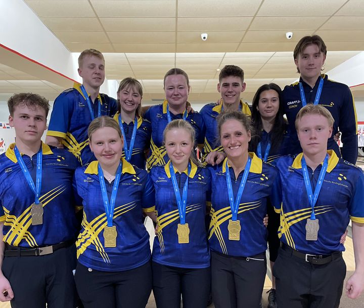 Det svenska juniorlandslaget i bowling tar 13 medaljer vid JEM i bowling.