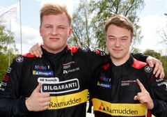 Robin Hansson (t.v.) och Pontus Fredricsson, teamkompisar i Fragus Motorsport, var snabbast i var sin kvalomgång i PCCS-premiären. Foto: Micke Fransson