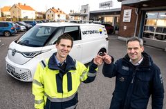 Joakim Höög från Volkswagen Transportbilar överlämnar den första ID. Buzz Cargo till Erik Nolberger på Vattenfall.