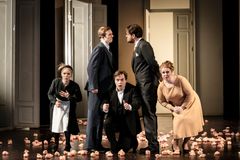 Figaros bröllop. Vivianne Holmberg, Mikael Horned, Jens Persson, Ola Eliasson och Christina Nilsson. Foto Kungliga Operan/Sören Vilks