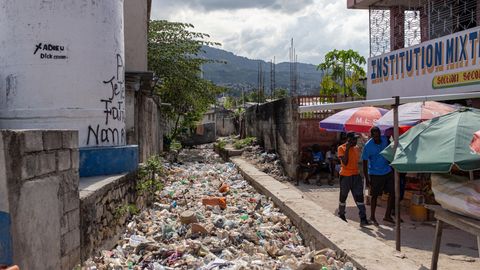 Kanaler fyllda av sopor i Port-au-Prince. Nedsmutsat vatten förvärrar spridningen av kolera. Foto: Läkare Utan Gränser.