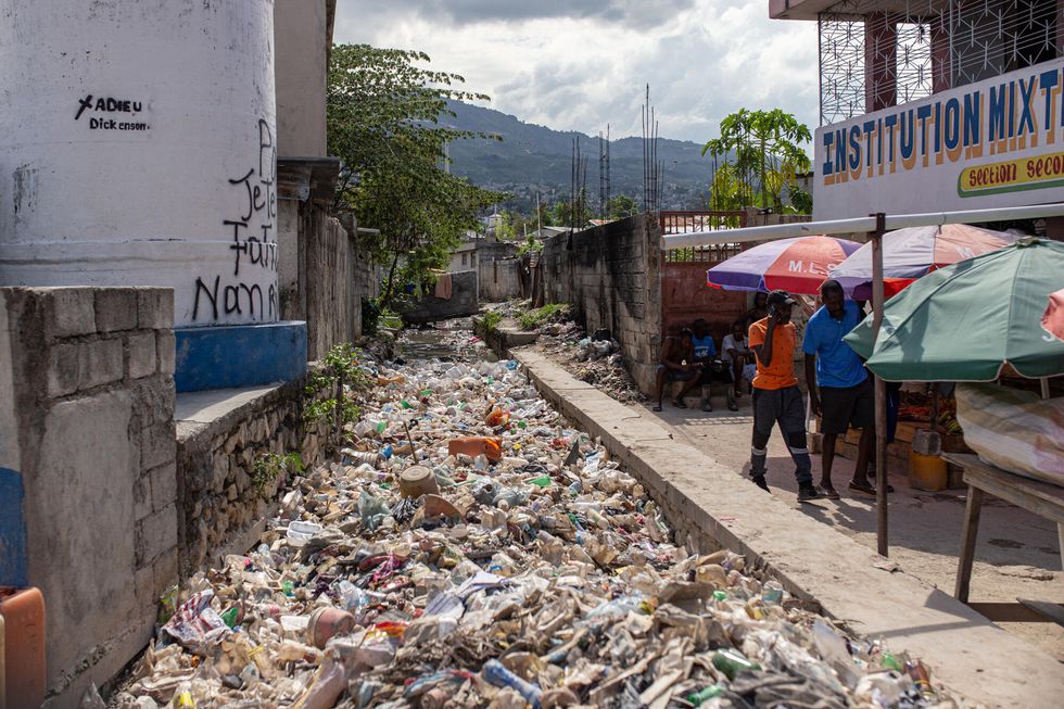 Kanaler fyllda av sopor i Port-au-Prince. Nedsmutsat vatten förvärrar spridningen av kolera. Foto: Läkare Utan Gränser.