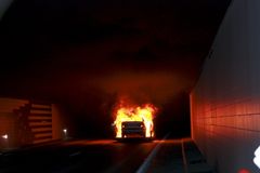 Bil brinner i Lundbytunneln vid övningen. Foto:Trafikverket