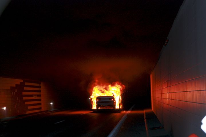 Bil brinner i Lundbytunneln vid övningen. Foto:Trafikverket