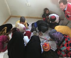 Martin Ärnlöv besöker barnaktivitet i flyktinglägret Al Hol.