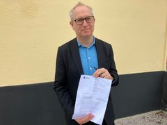Institutets direktör Fredrik Malmberg med ansökan till GANHRI. Foto: Maria Ploberg