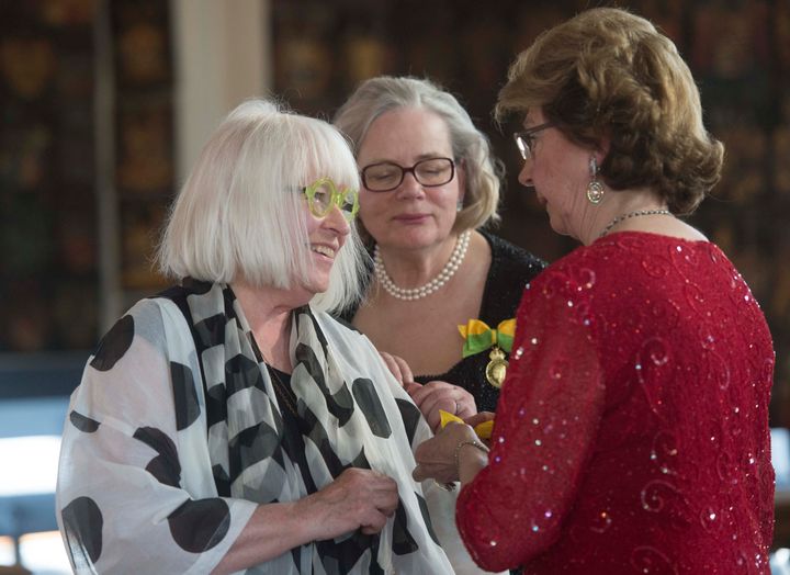 Näringslivsmedaljör Gudrun Sjödén, akademisekreterare Marianne Reuterskiöld och Prinsessan Désirée som överlämnar medaljen.