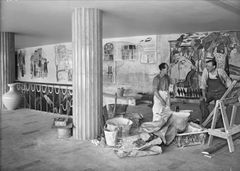 Sven X:et Erixson tog hjälp av stuckatören Roberto Filobello för att måla stucco lustron. Foto: Digitalt Museum