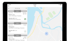 Føreren får informasjon om den optimale kjøreruten via en app og kan se oppdragene sine i et kart.