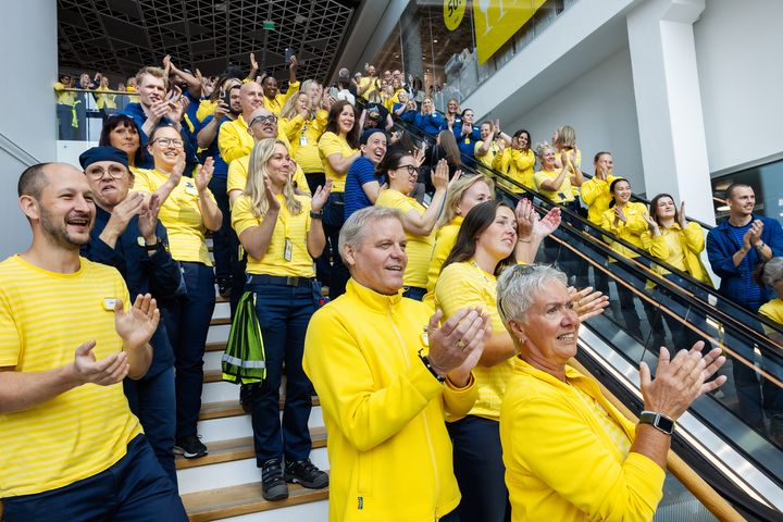 Glada medarbetare redo att välkomna de första kunderna till IKEA Kållered.