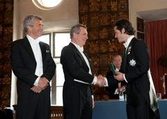 Ulf och Jens Spendrup, Spendrup bryggeri, mottar Näringslivsmedaljen ur HKH Prins Carl Philips hand. I bakgrunden Kungl. Patriotiska Sällskapets ordförande Johan Nordenfalk. Foto: Scanpix