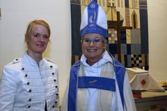 Biskop Susanne Rappmann och konstnär Katarina Ahl. (Foto: Torgny Lindén)