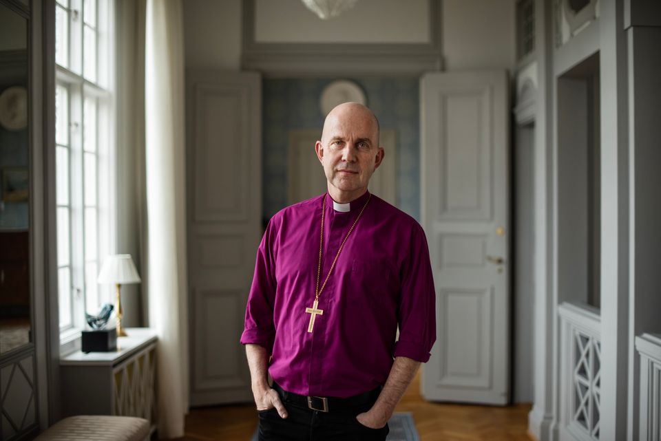 Biskop Fredrik Modéus liggande 7 - Foto Lina Alriksson