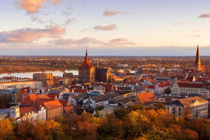 Rostock: Utsikt över staden i  morgonljuset. FOTO: © pixabay.com / Julia Boldt