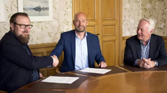 Bild: Andreas Peterzén digitaliserings och kommunikationschef, Jörgen Svärdh vd Utsikt Bredband AB och Göran Dahlström kommunstyrelsens ordförande. Foto: Geza Simon