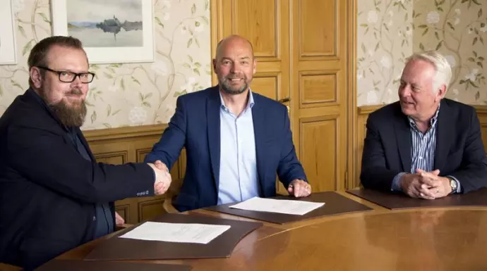 Bild: Andreas Peterzén digitaliserings och kommunikationschef, Jörgen Svärdh vd Utsikt Bredband AB och Göran Dahlström kommunstyrelsens ordförande. Foto: Geza Simon