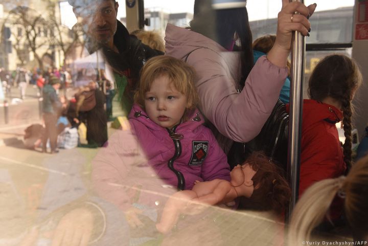 Två miljoner flyktingar som flytt från Ukraina är barn, 2,5 miljoner barn är internflyktingar © AFP/Yuriy Dyachyshyn