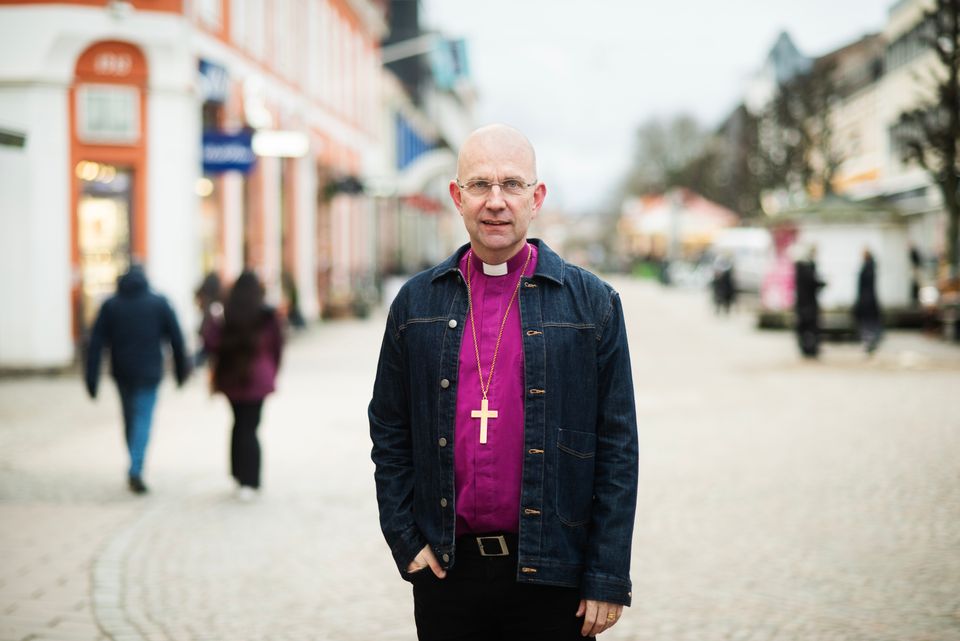 Biskop Fredrik Modéus liggande 15 - Foto Lina Alriksson