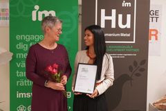 I Stockholm fick NIna Gualinga ta emot priset av IM:s ordförande Gabi Björsson. Foto: Ebba Carlson/IM