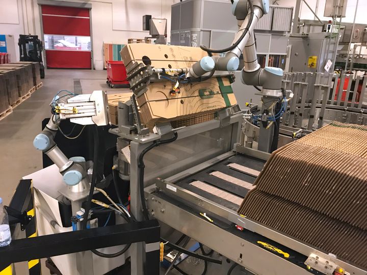 För att komma till rätta med olyckorna investerade Carlsberg Fredericia i två cobotar från Universal Robots, ett företag som distribuerar industrirobotar över hela världen. Foto: Carlsberg, Fredericia