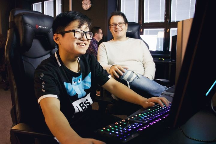 Aron Nejman - elev och e-sportare i League of Legends och Alexander Bassetti - E-sports coach på LBS Kreativa gymnasiet i Solna