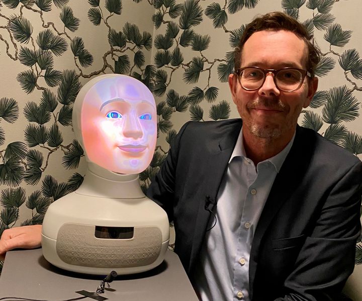 Matts Hansson, HR-chef, med roboten Tengai