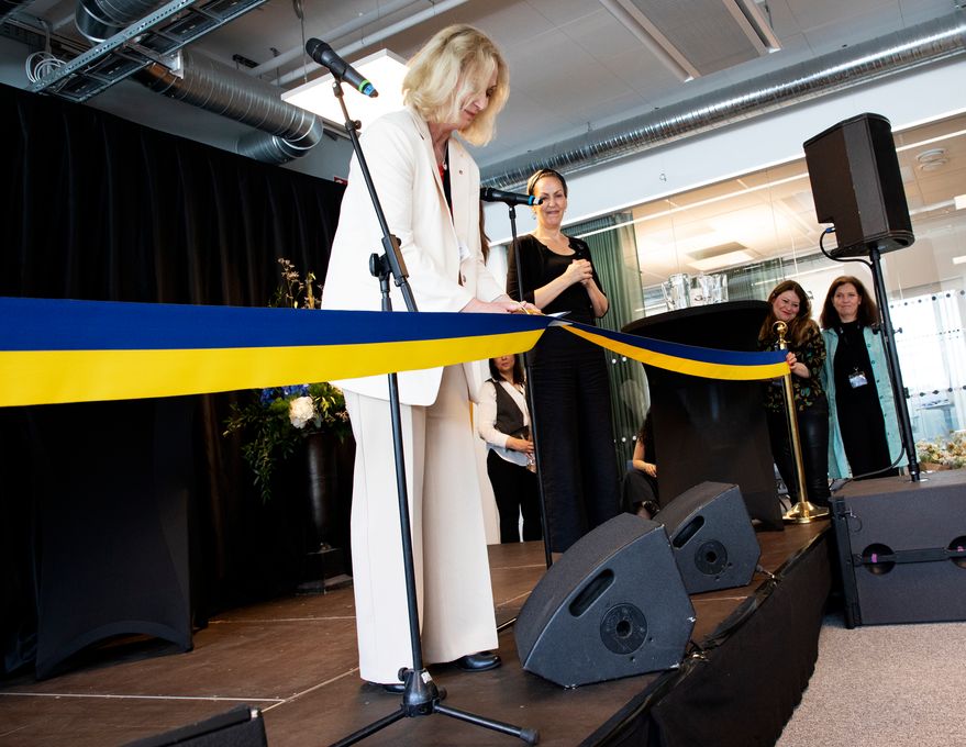 Jeanette Gustafsdotter klippte bandet vid invigningen av Institutet för mänskliga rättigheter i Lund. Foto; Charlotte Carlberg Bärg.