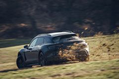 Porsche Taycan Cross Turismo under tester i Storbritannien