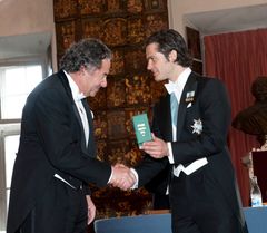 Laurent Leksell, Elekta AB mottar Näringslivsmedaljen ur HKH Prins Carl Philips hand. I bakgrunden Kungl. Patriotiska Sällskapets ordförande Johan Nordenfalk. Foto: Scanpix