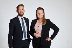 Martin Rydell och Jeanette Nyqvist, fastighetsmäklare på Länsförsäkringar Fastighetsförmedling i Köping.